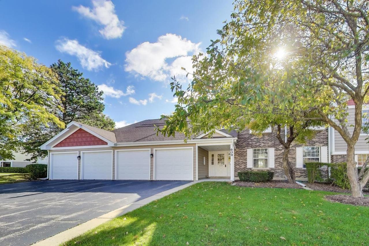 609 Hanover Ct. #X-1, Schaumburg, IL 60194