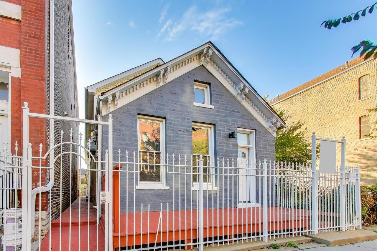 2006 S Throop St., Chicago, IL 60608