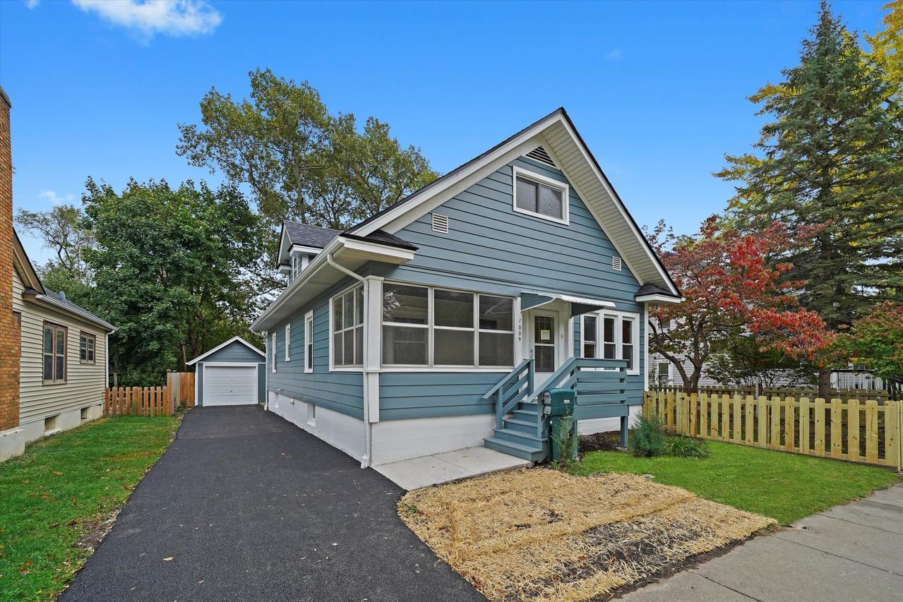1009 Augusta Ave., Elgin, IL 60120