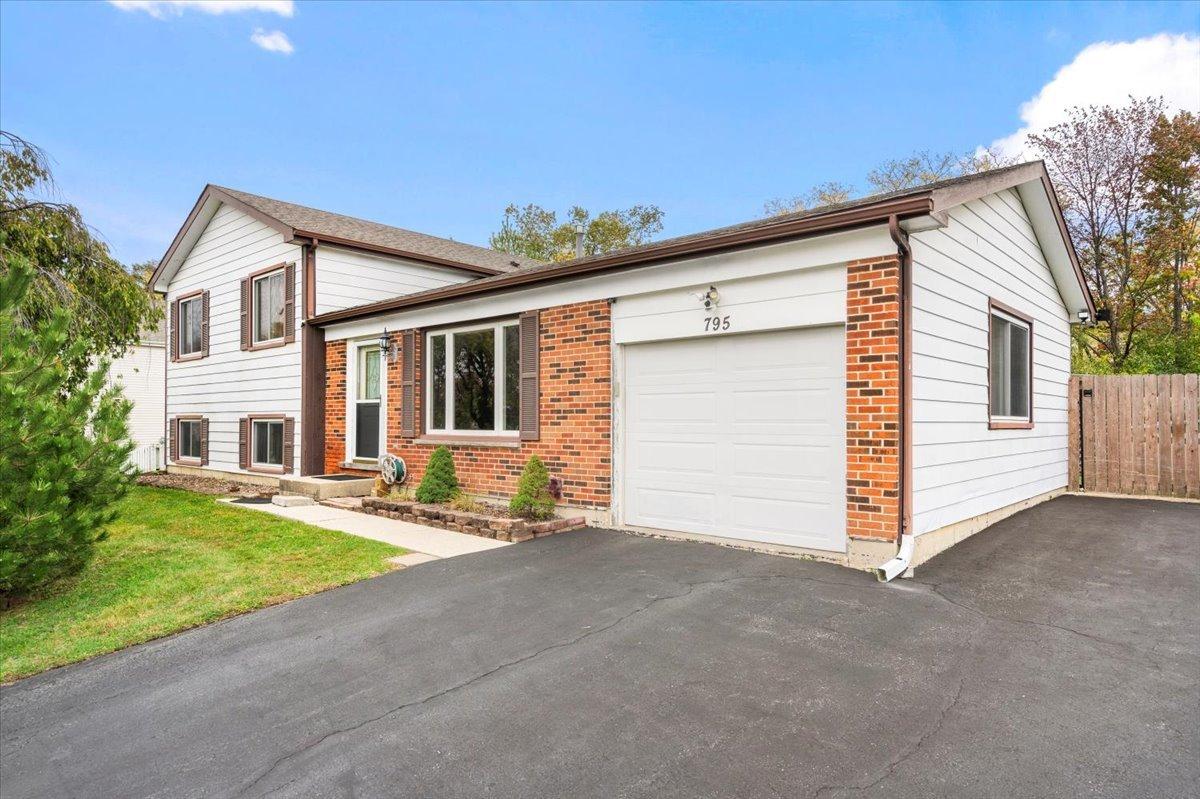 795 Harvest Dr., Lake Zurich, IL 60047