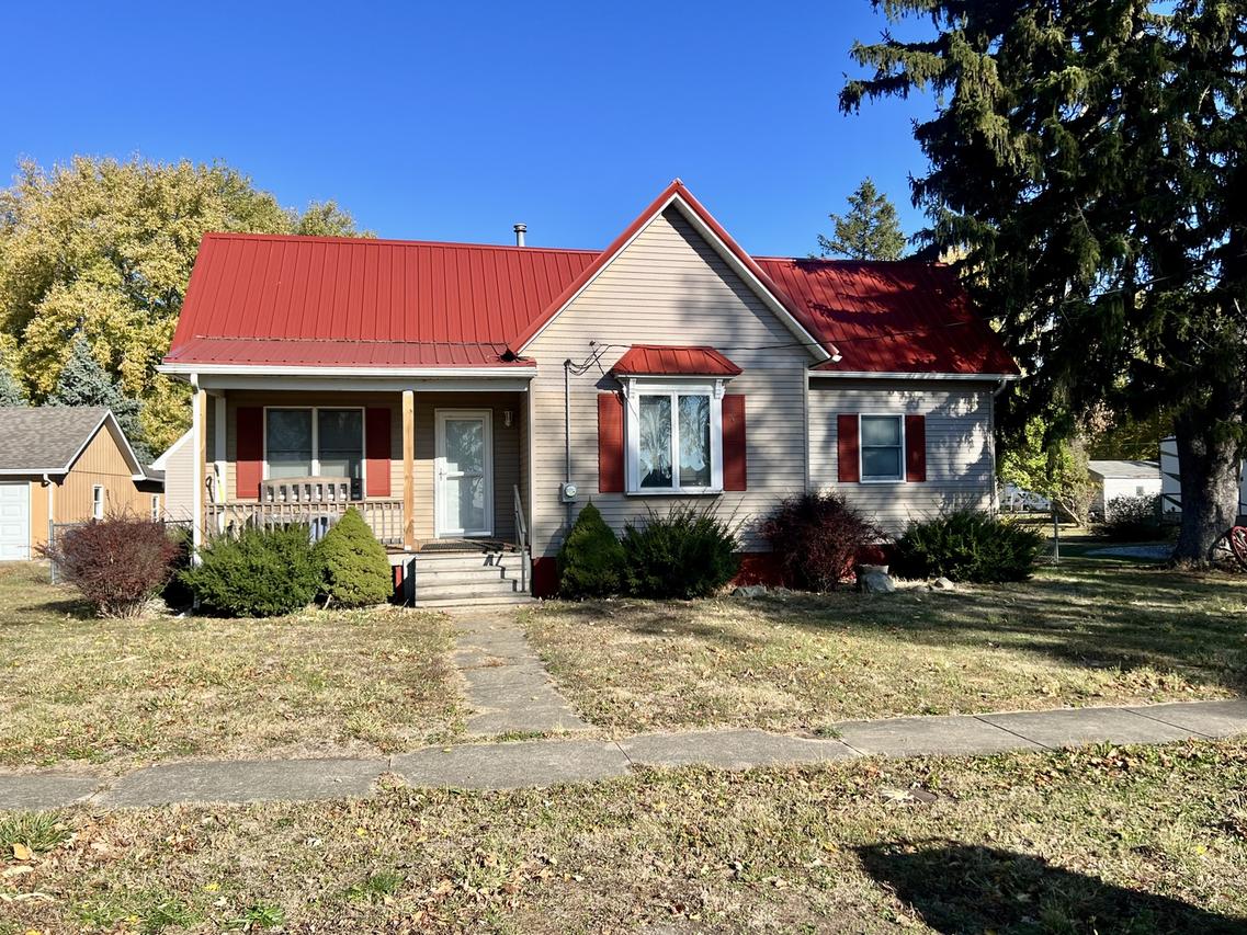 206 5th St., Ivesdale, IL 61851