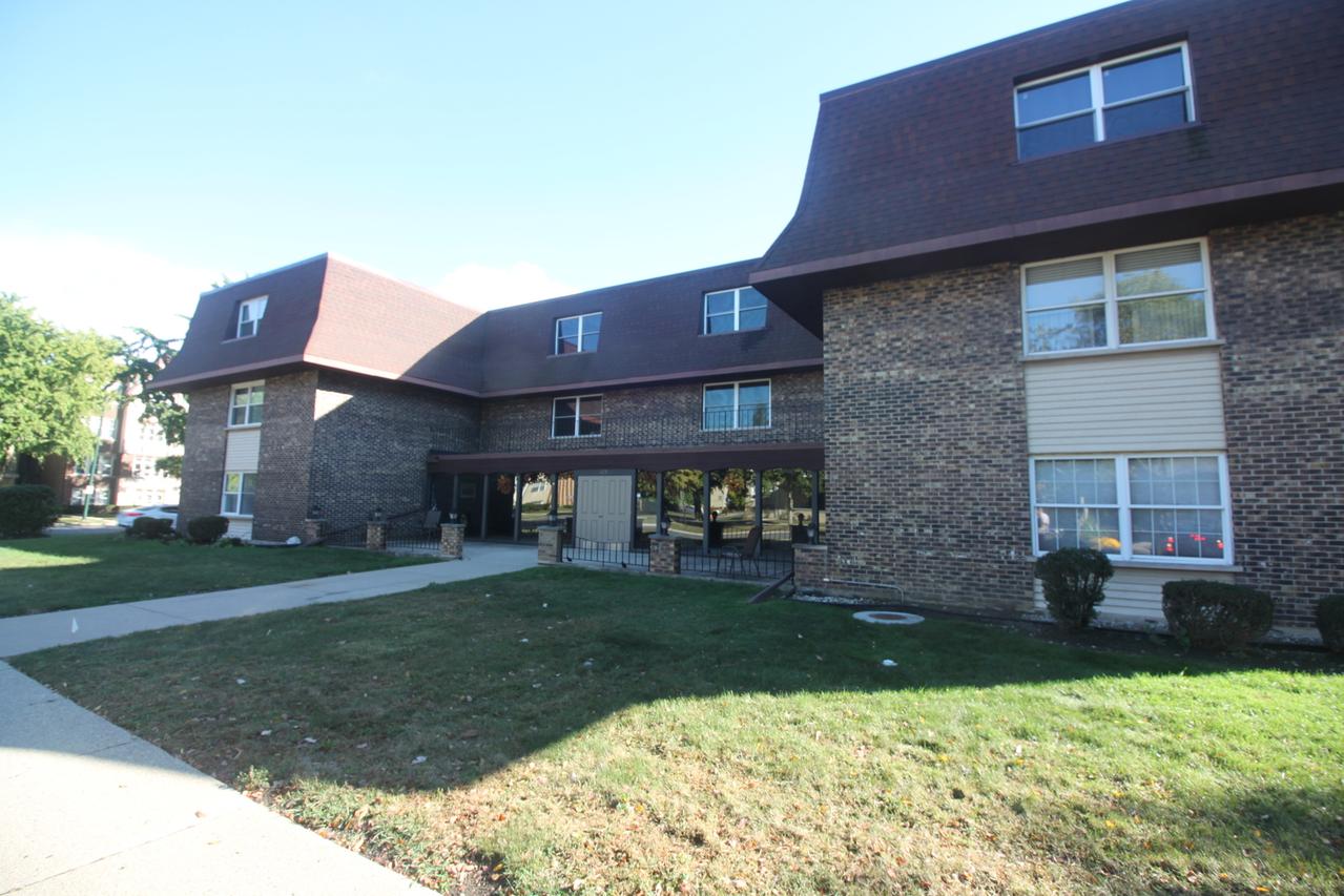 475 Shenstone Rd. #303, Riverside, IL 60546
