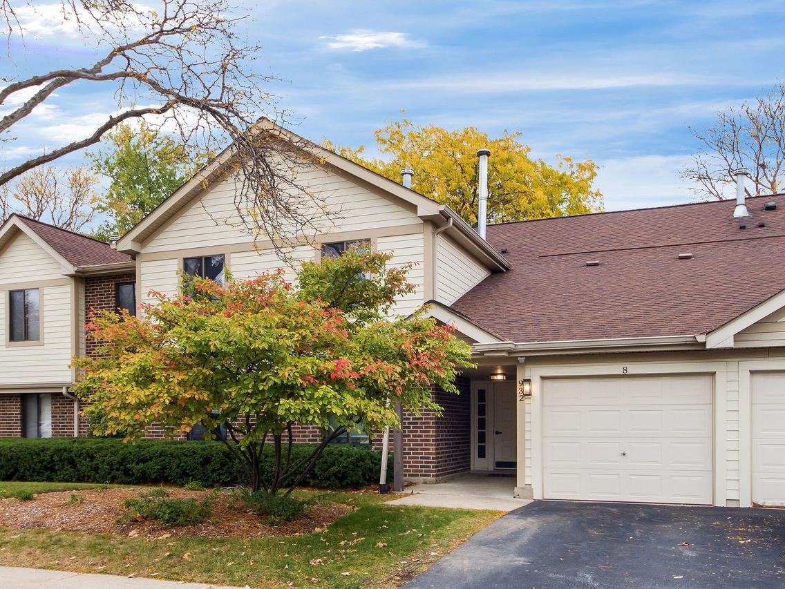 932 E Coach Rd. #8, Palatine, IL 60074