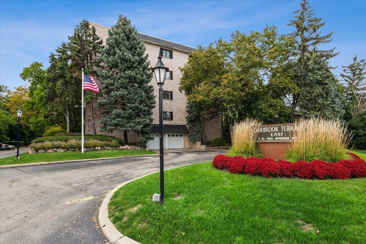 1S150 Spring Rd. #4L, Oakbrook Terrace, IL 60181