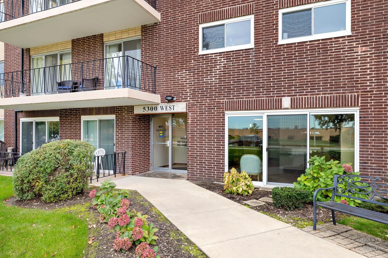 5300 Walnut Ave. #12B, Downers Grove, IL 60515
