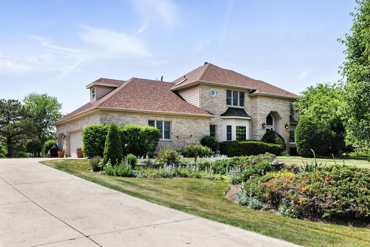 14N924 White Pines Ln., Hampshire, IL 60140