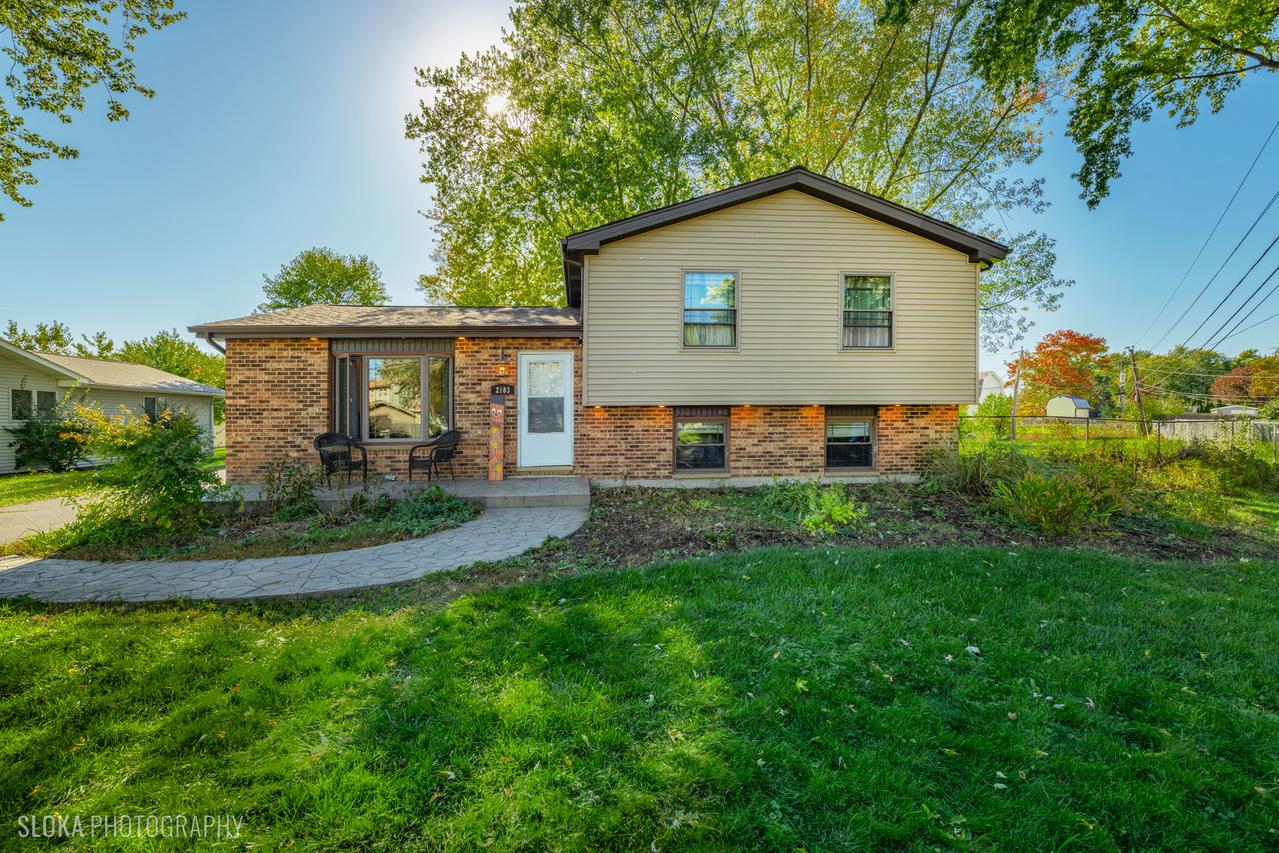 2103 Witchwood Ln., Lindenhurst, IL 60046