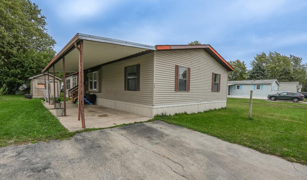 77 Berry Ln., Bourbonnais, IL 60914