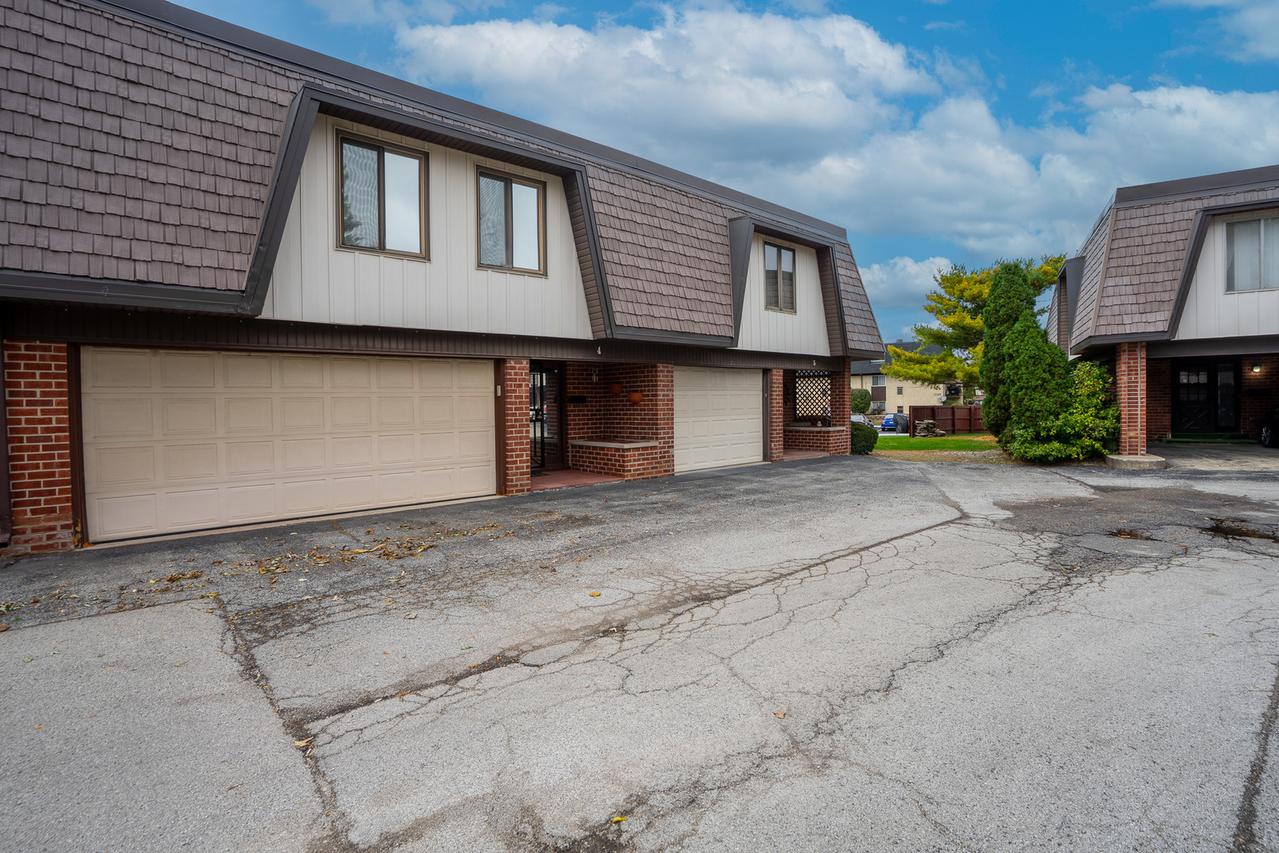 4 Cour La Salle Ct., Palos Hills, IL 60465