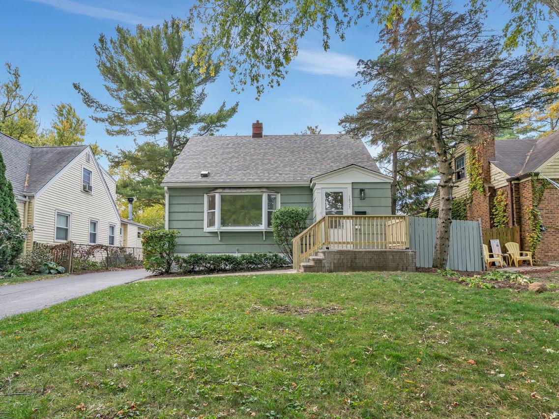 1823 Evergreen Rd., Homewood, IL 60430