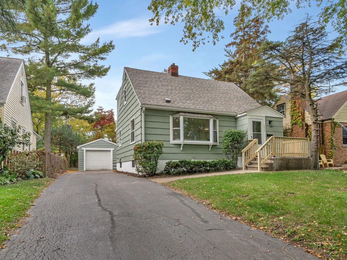 1823 Evergreen Rd., Homewood, IL 60430