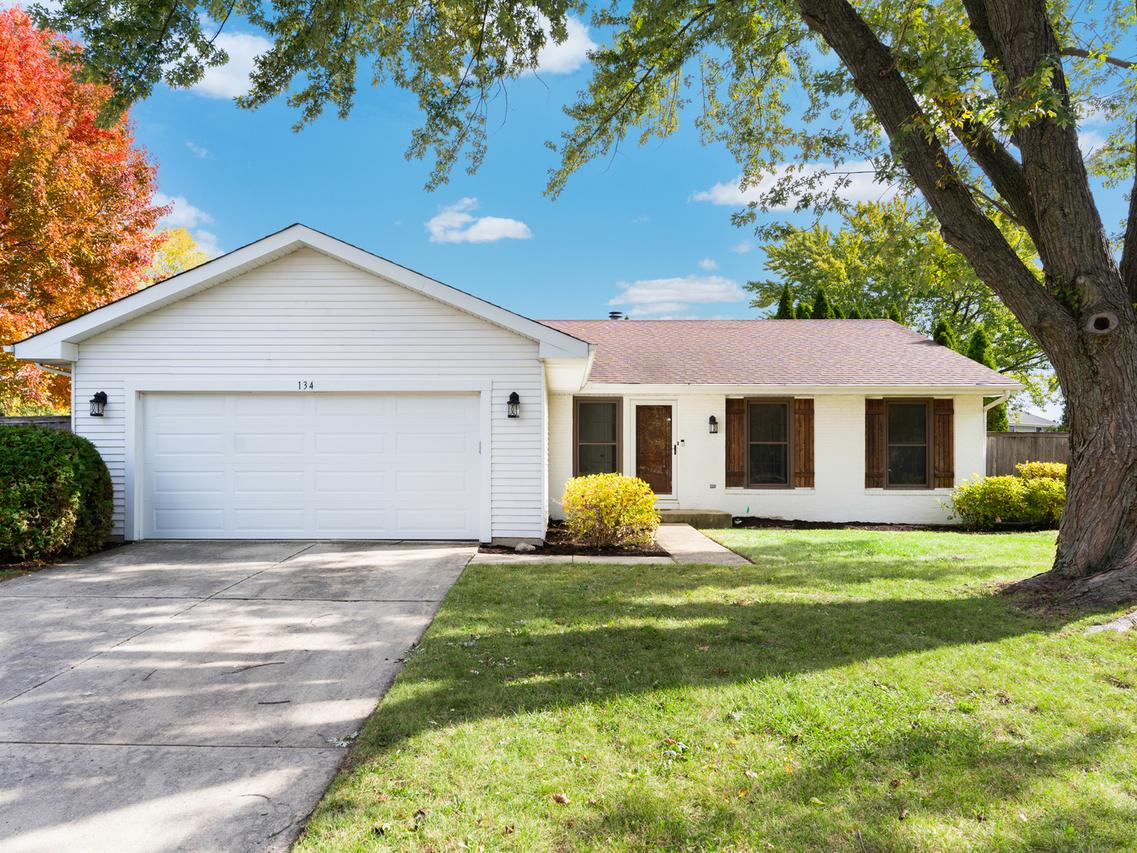 134 S Whispering Hills Dr., Naperville, IL 60540