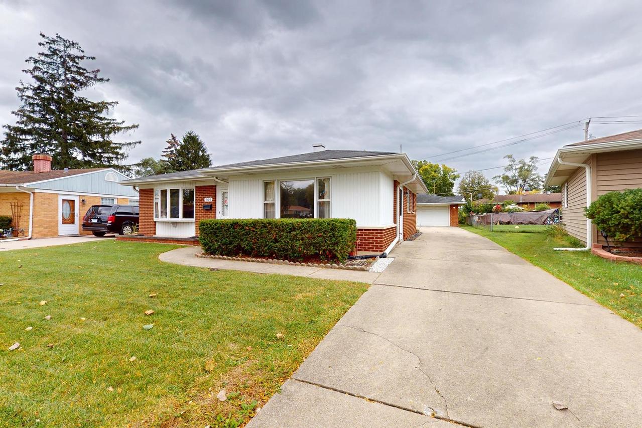 709 S Dennis Rd., Wheeling, IL 60090