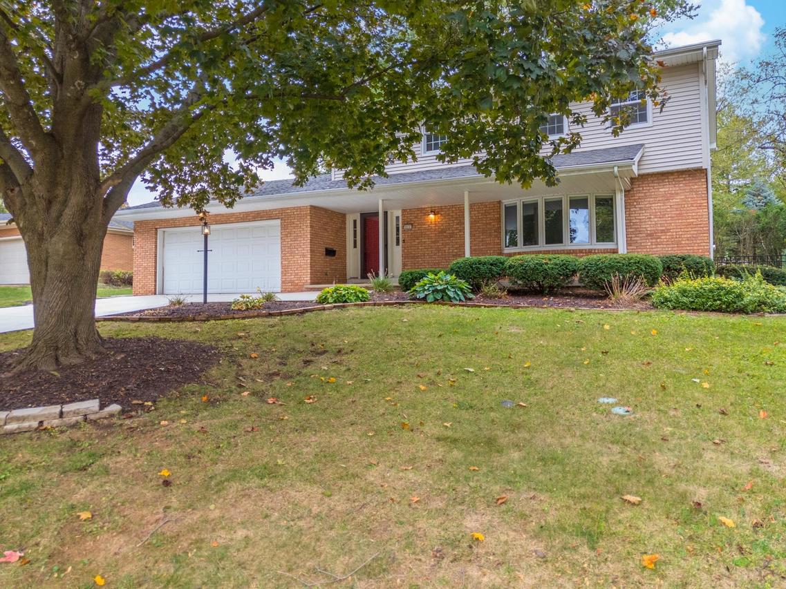 211 Orleans Dr., Bloomington, IL 61701