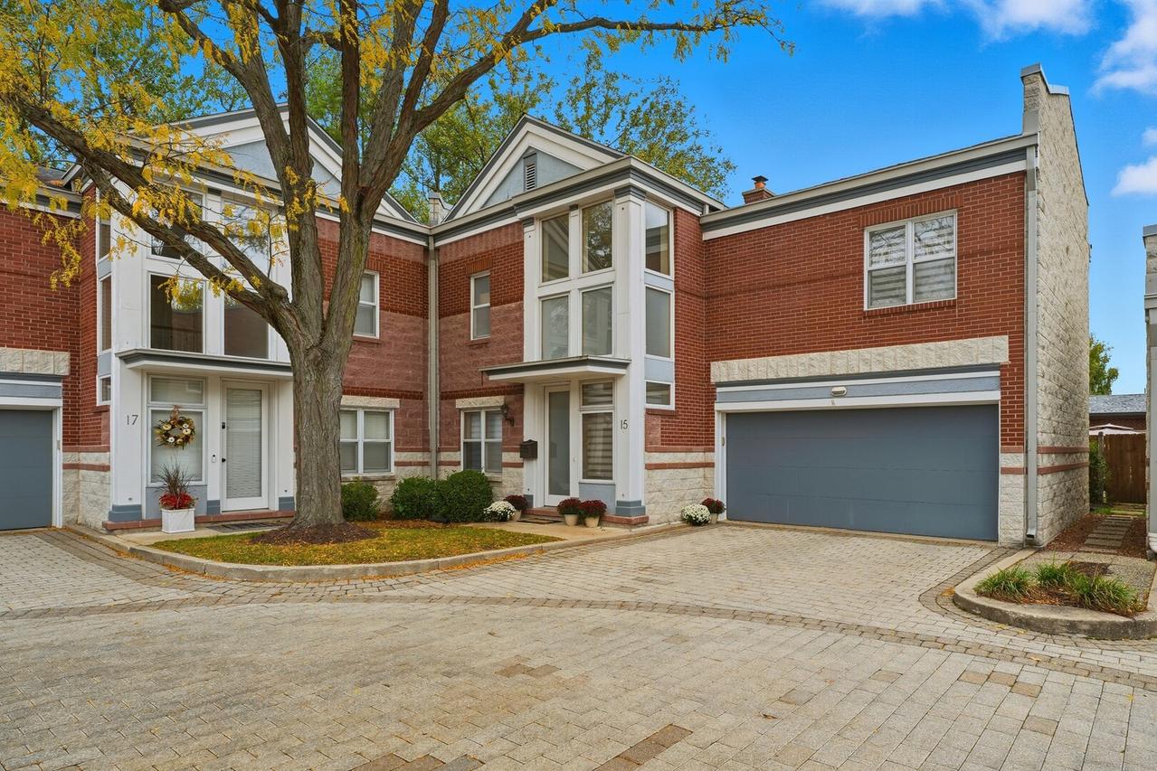 15 Manchester Ln., Elmhurst, IL 60126