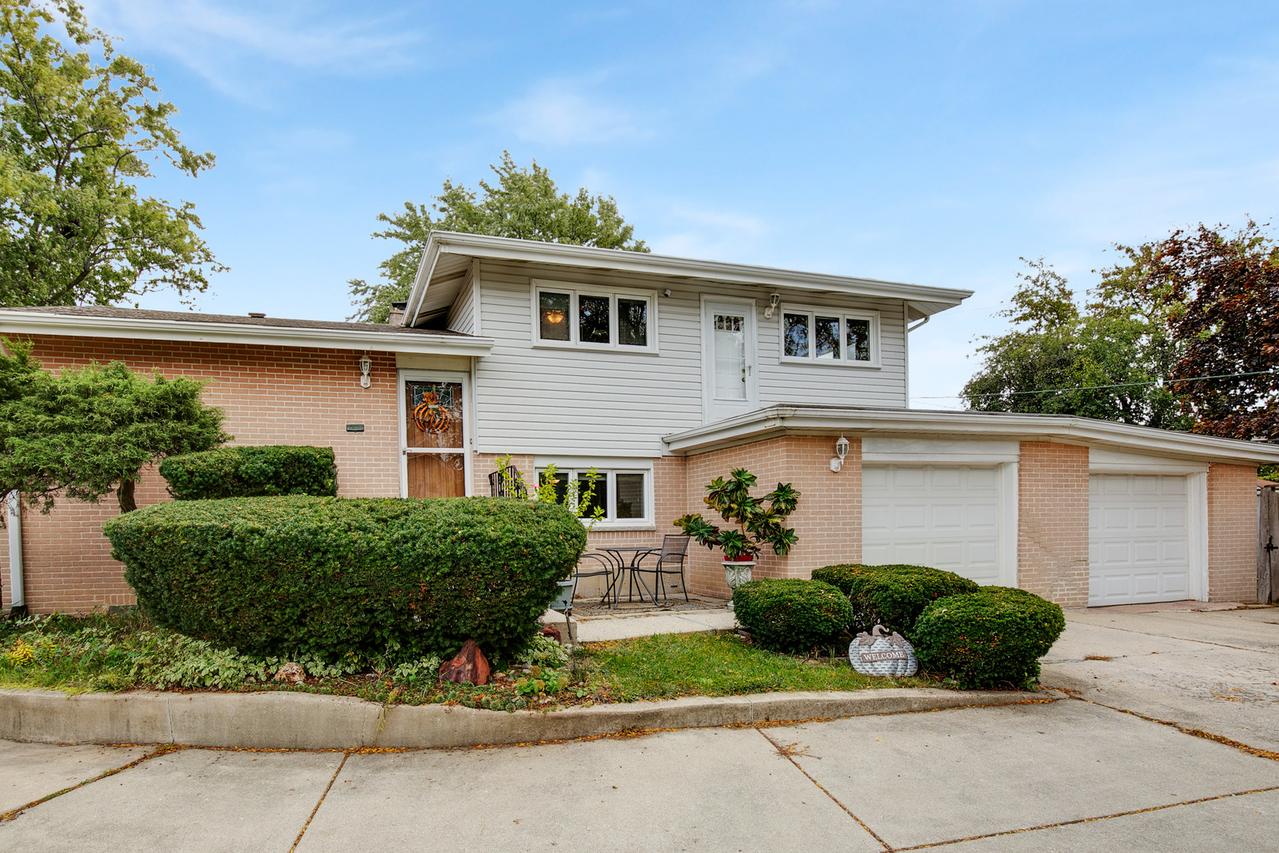 2521 Gayle Ct., Glenview, IL 60025