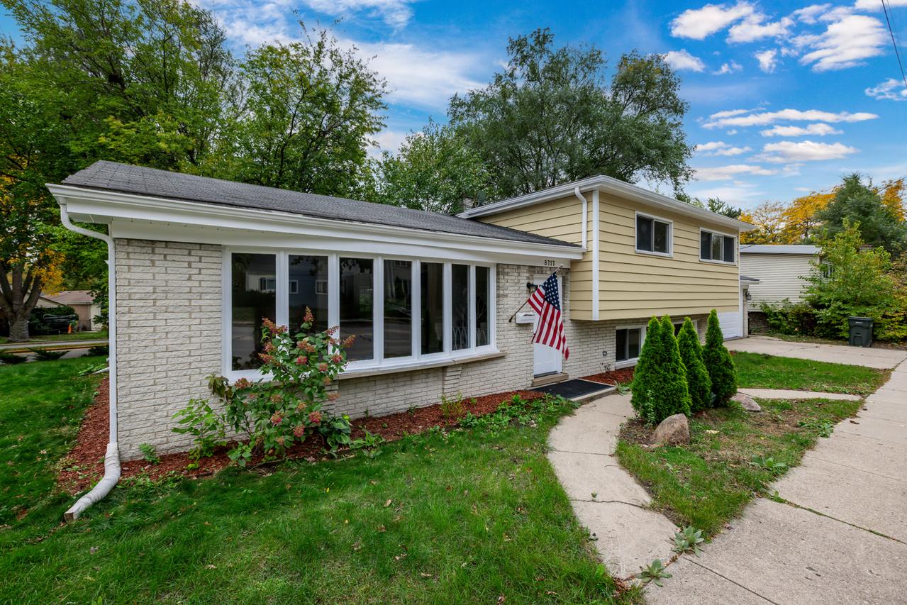8717 Gross Point Rd., Skokie, IL 60077
