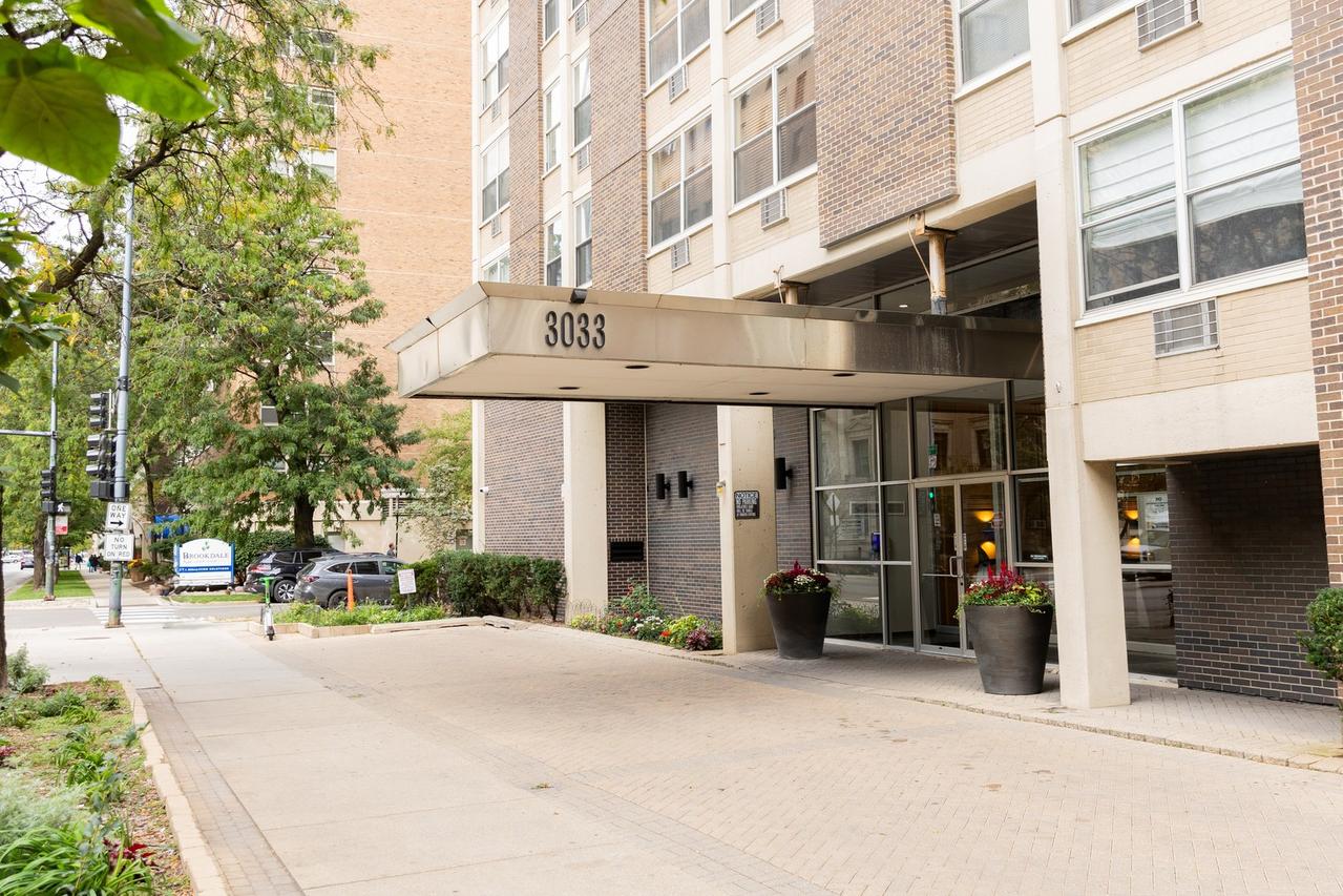 3033 N Sheridan Rd. #1604, Chicago, IL 60657