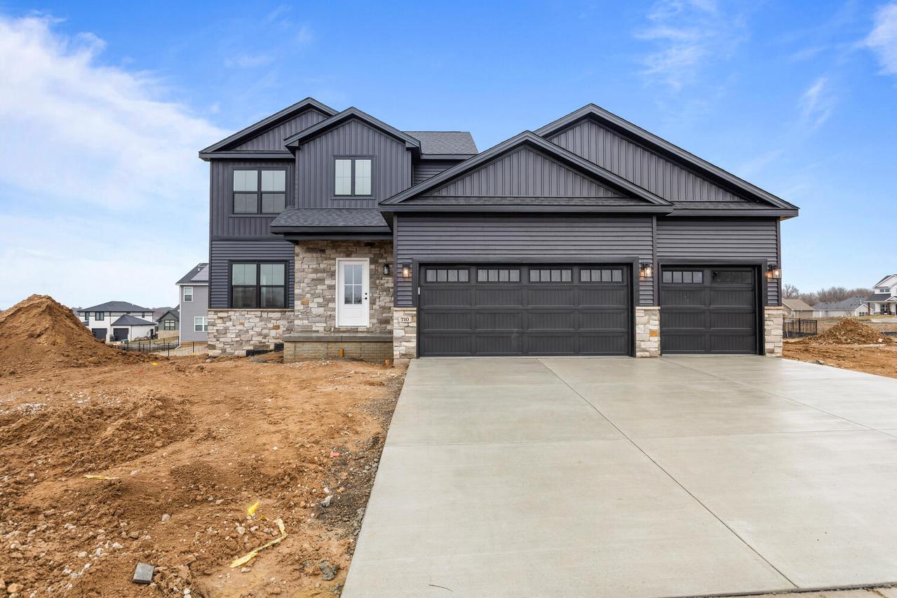 710 Wheatley Dr., Mahomet, IL 61853