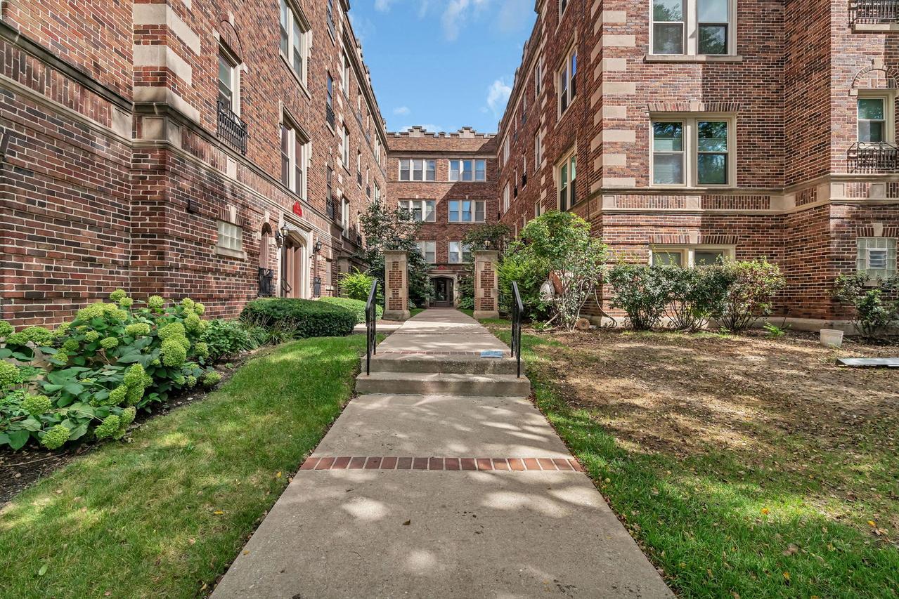 75 E Harris Ave. #1E, La Grange, IL 60525