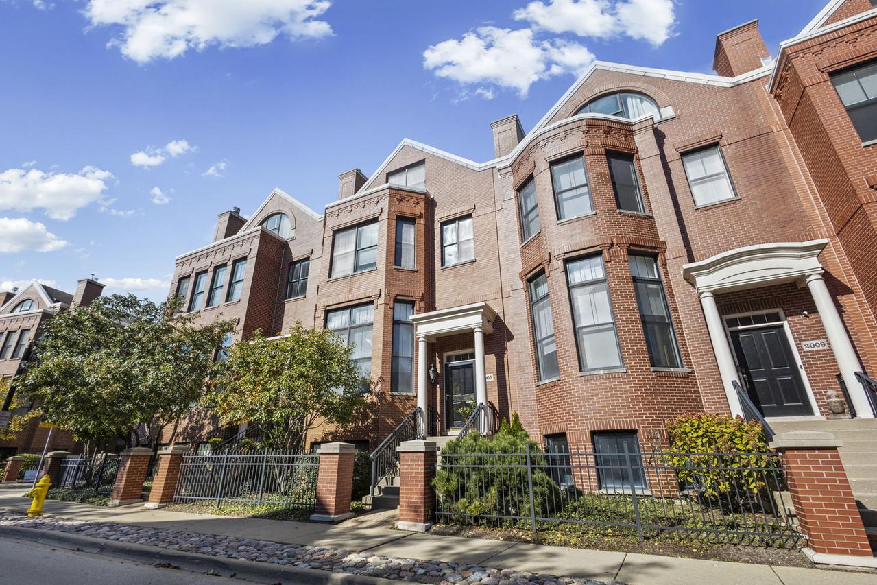 2005 Valor Ct., Glenview, IL 60026