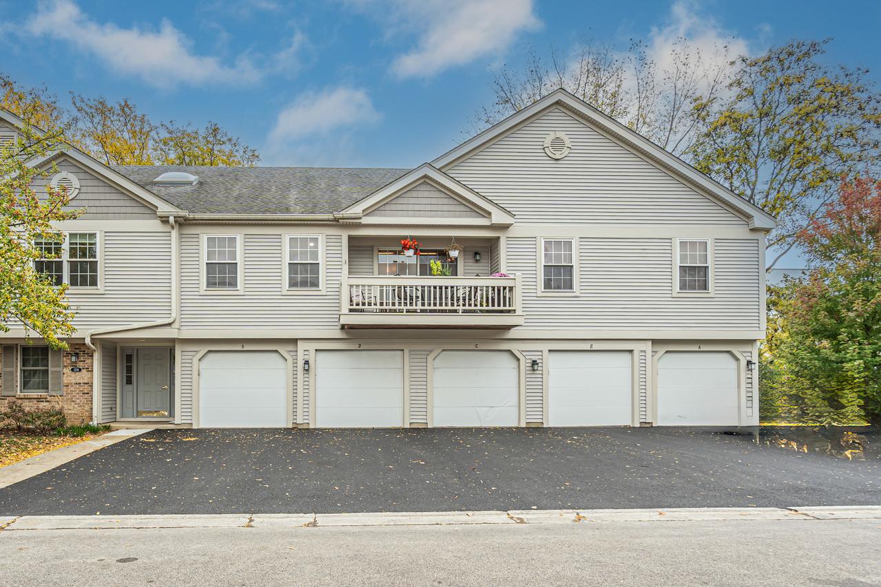 1218 Ballantrae Pl. #E, Mundelein, IL 60060