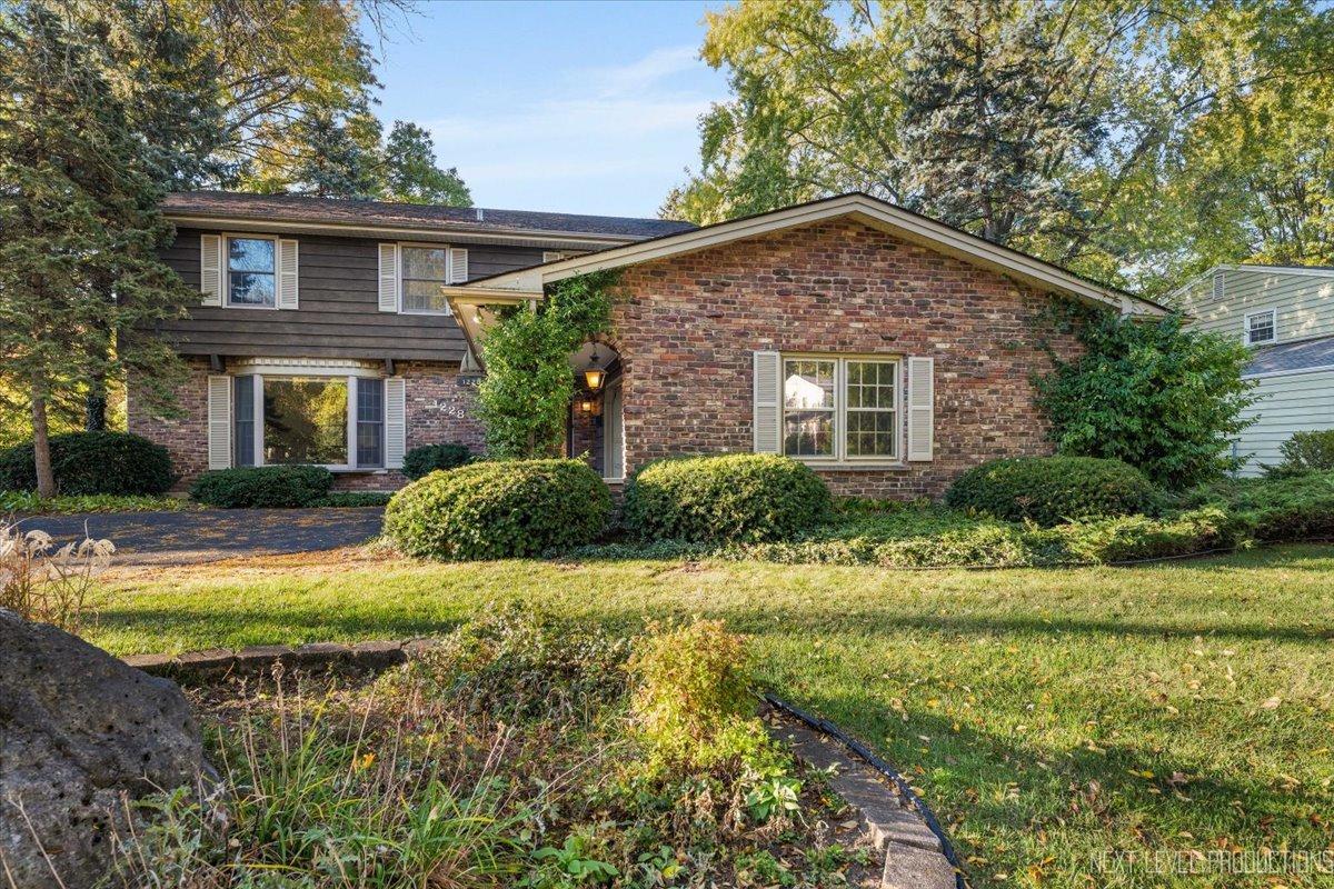 1228 Elizabeth Ave., Naperville, IL 60540