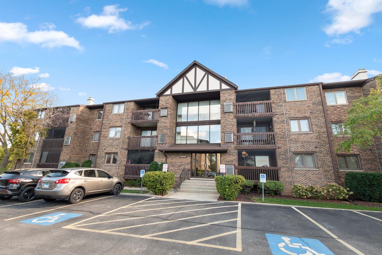 10355 Menard Ave. #216, Oak Lawn, IL 60453