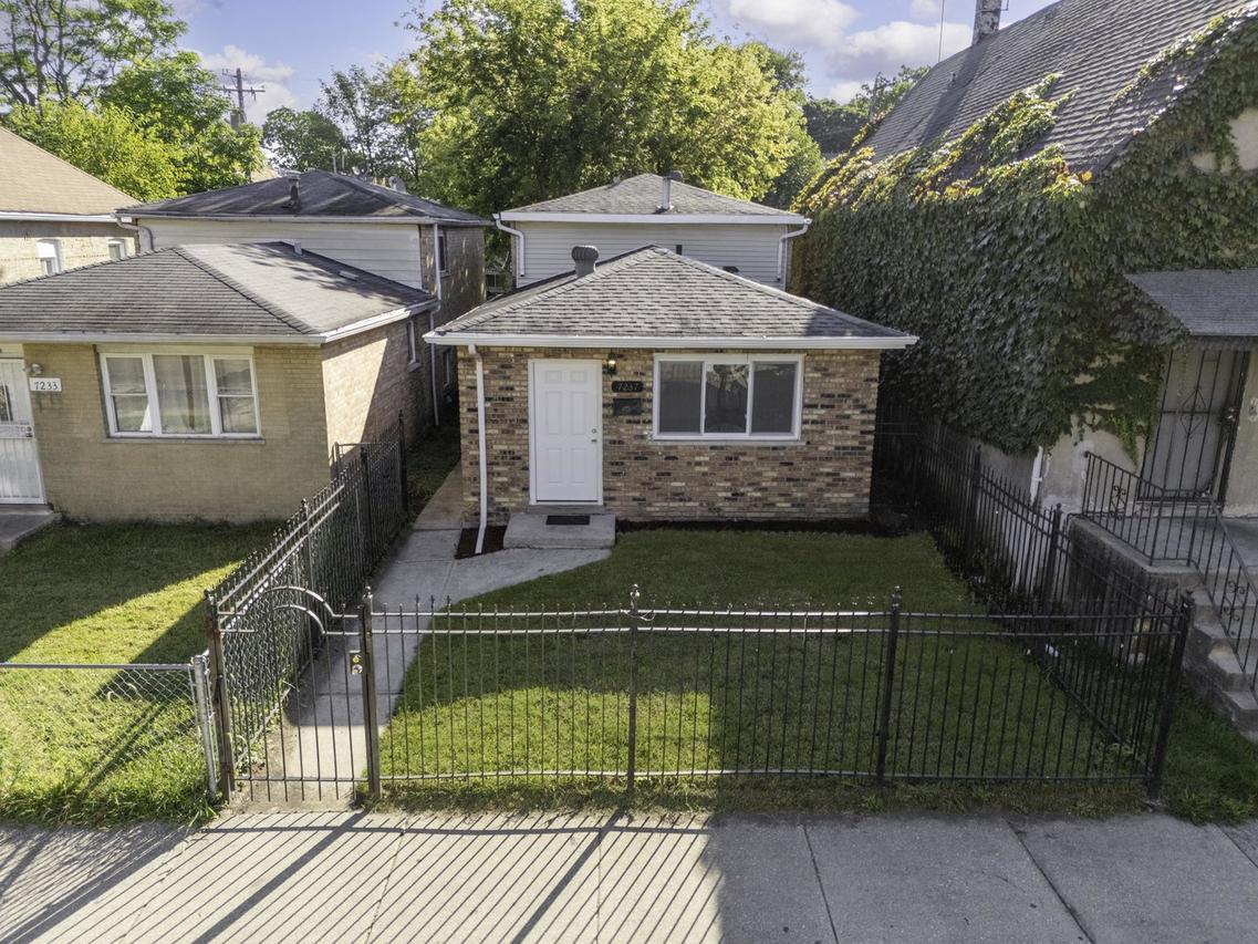 7237 S St Lawrence Ave., Chicago, IL 60619