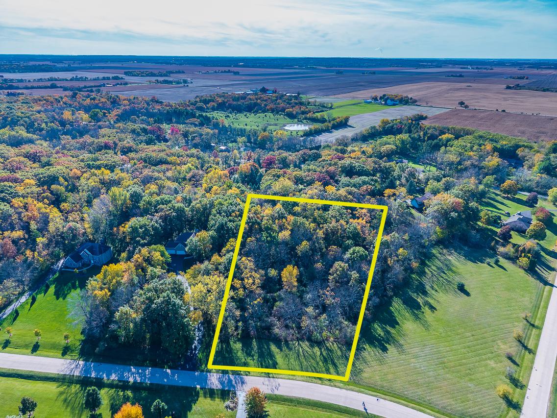 705 Indian Trce, Woodstock, IL 60098