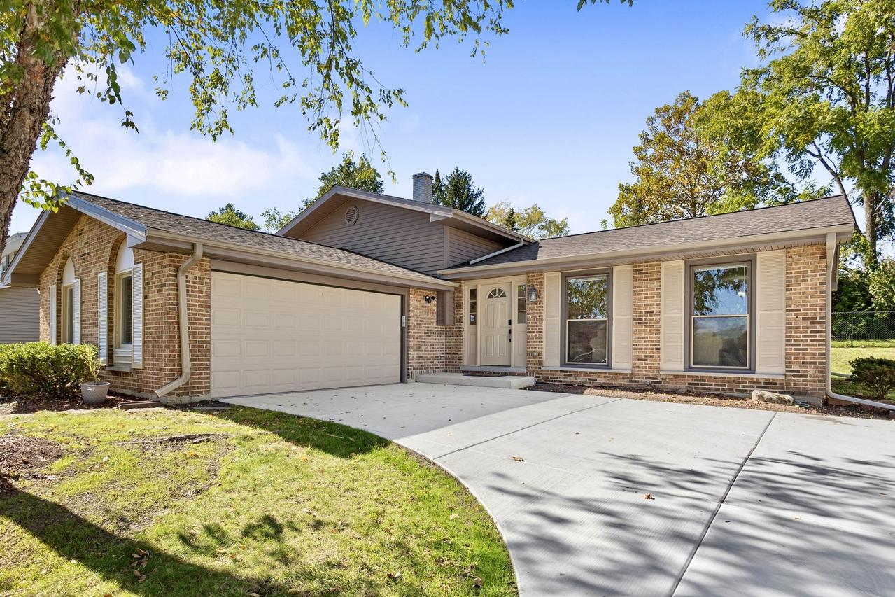 7S610 Lynn Dr., Naperville, IL 60540