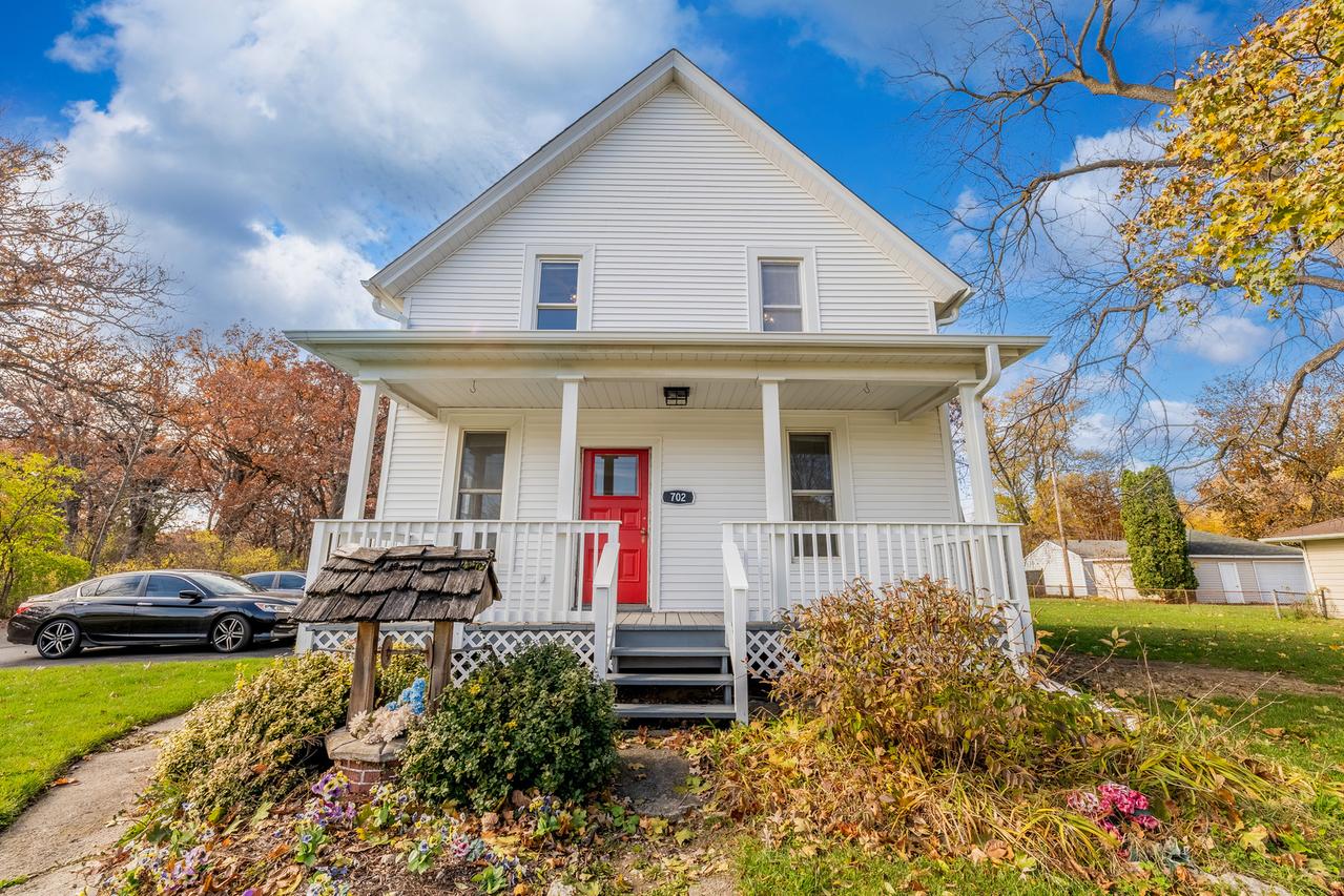 702 E Side Dr., Geneva, IL 60134