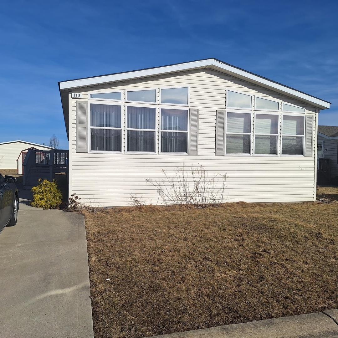 185 Blue Jay Dr., Lynwood, IL 60411