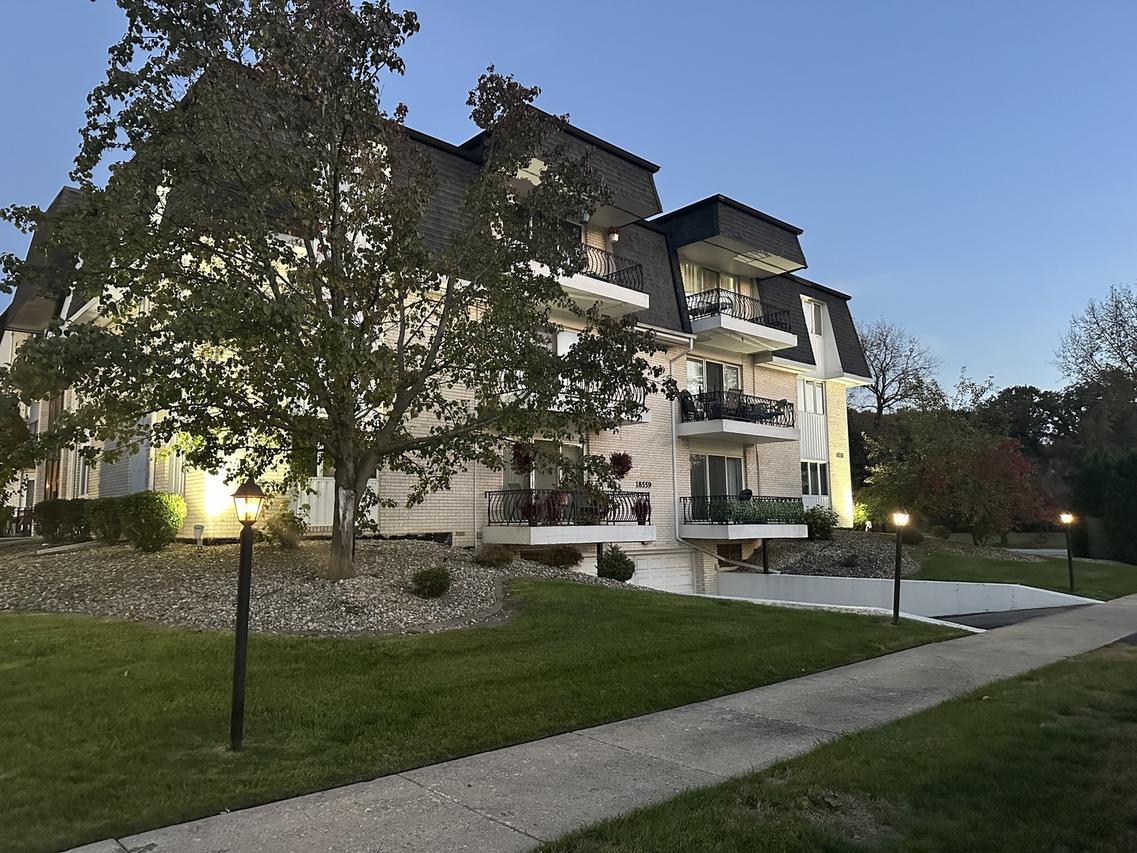 18559 Escanaba Ave. #305, Lansing, IL 60438