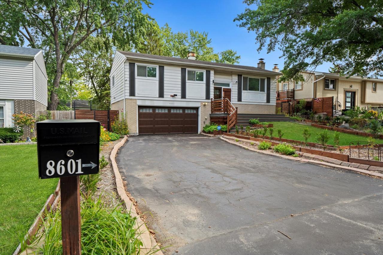 8601 S Kean Ave., Hickory Hills, IL 60457