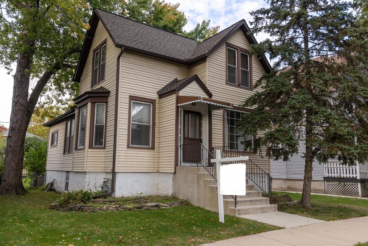 3212 Clinton Ave., Berwyn, IL 60402