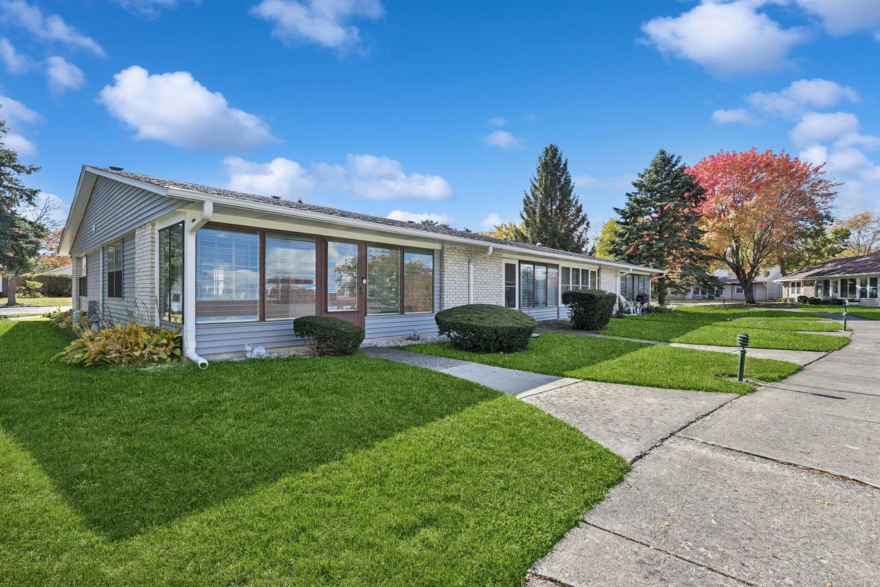 7411 Leisure Village Ave., Fox Lake, IL 60020