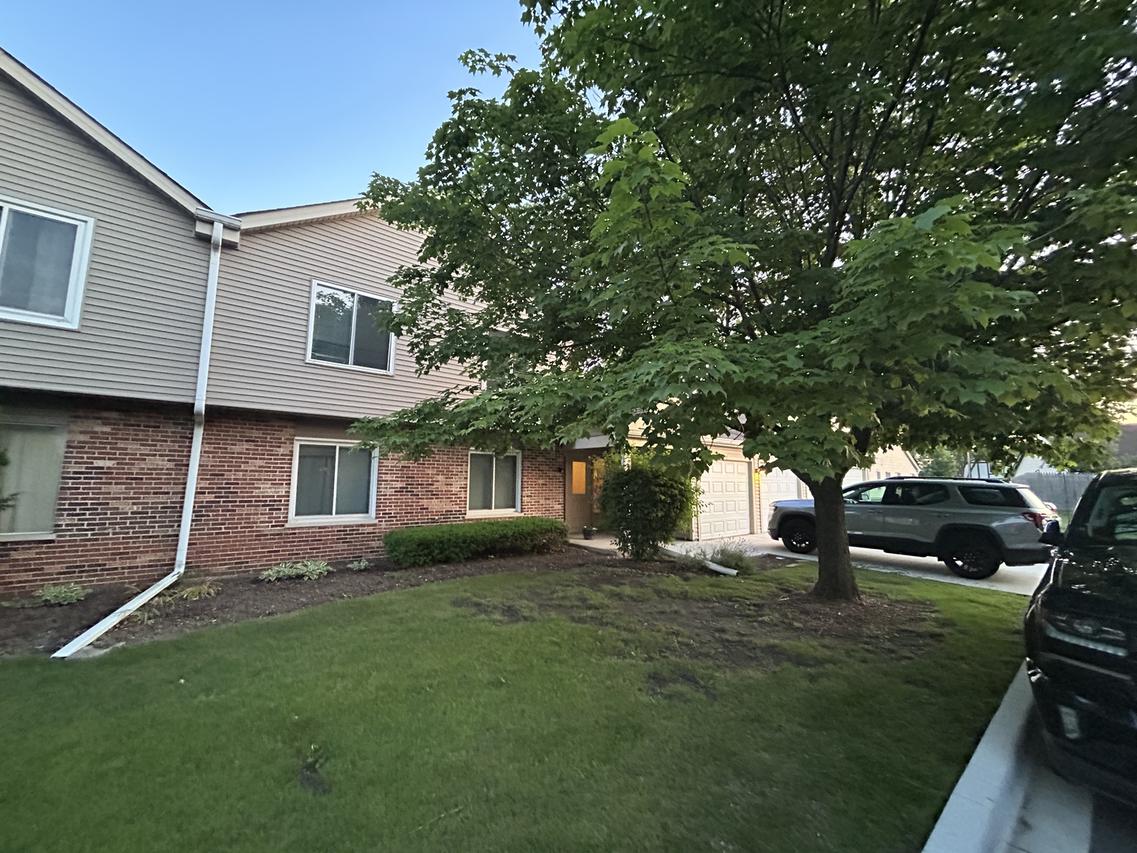 7030 Park Lane Ct. #203, Woodridge, IL 60517