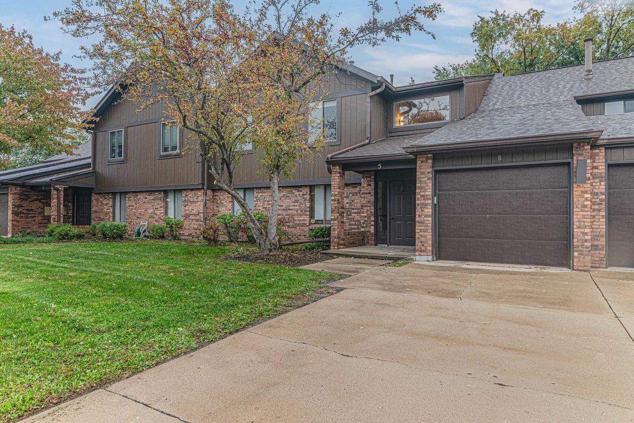5 Creekside Cir. #B, Elgin, IL 60123