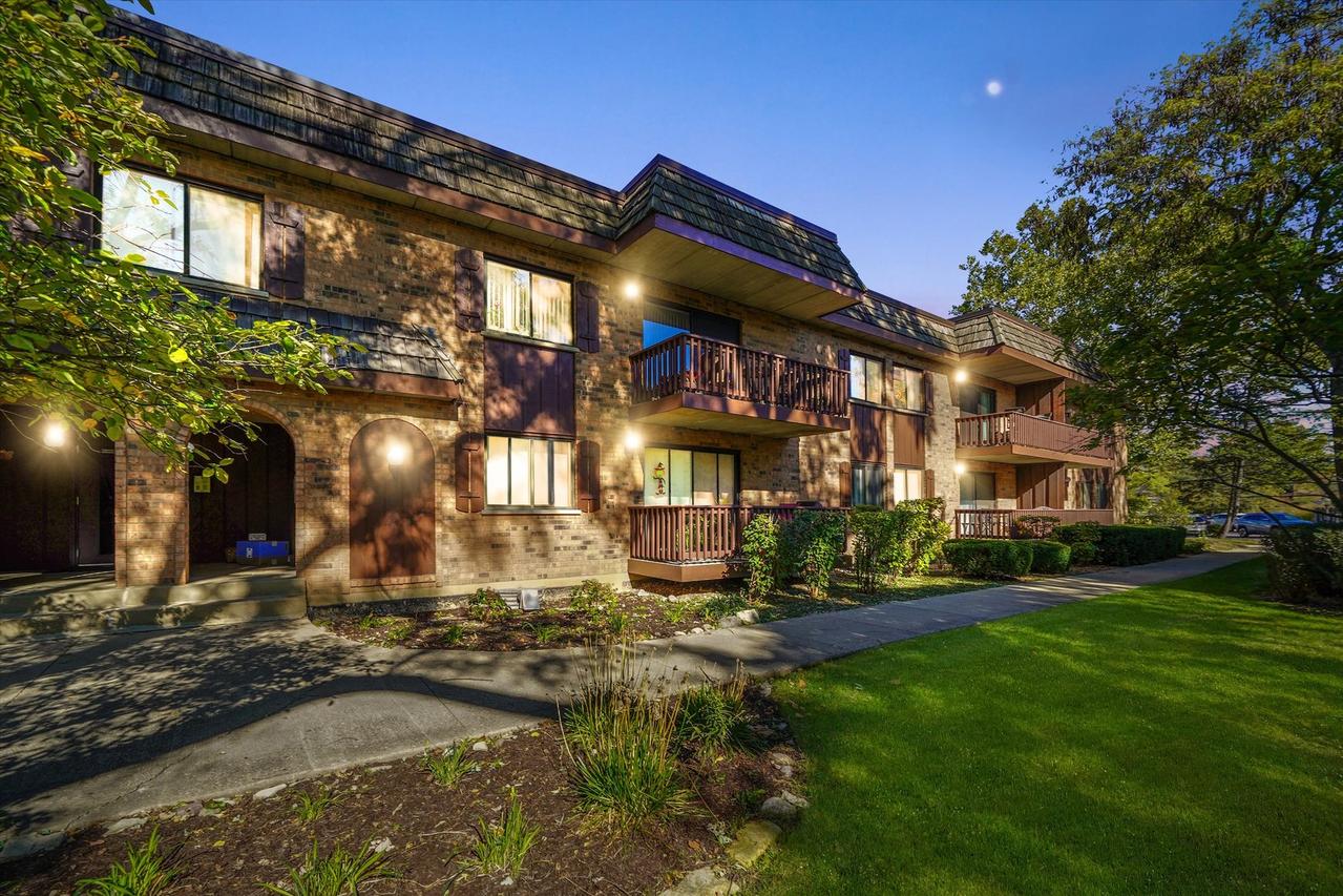 7920 Woodglen Ln. #207, Downers Grove, IL 60516