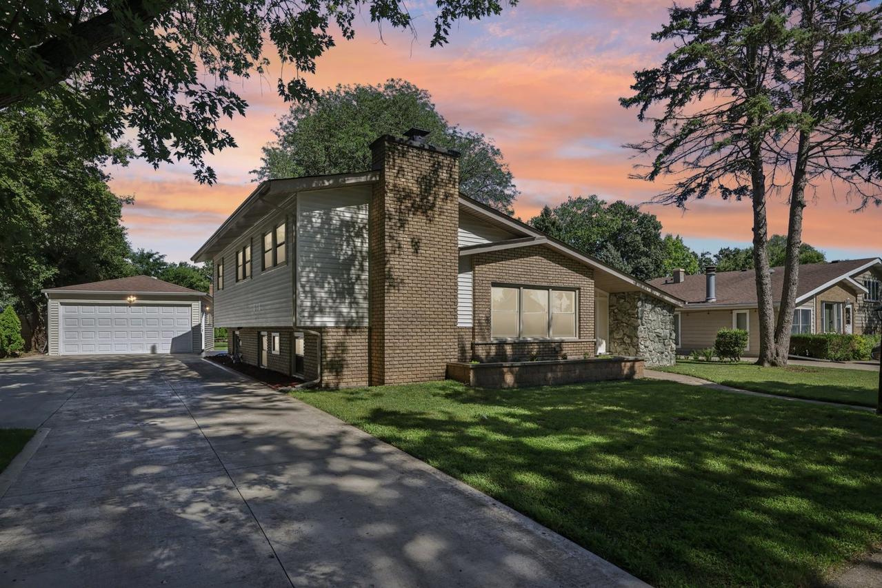 195 7th St., Wheeling, IL 60090