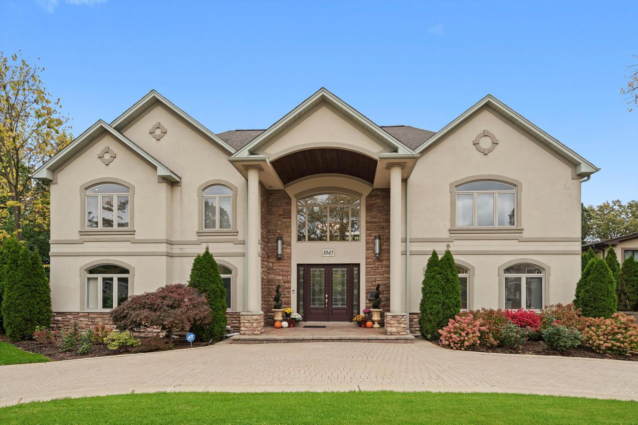 1045 Rosemary Ter., Deerfield, IL 60015