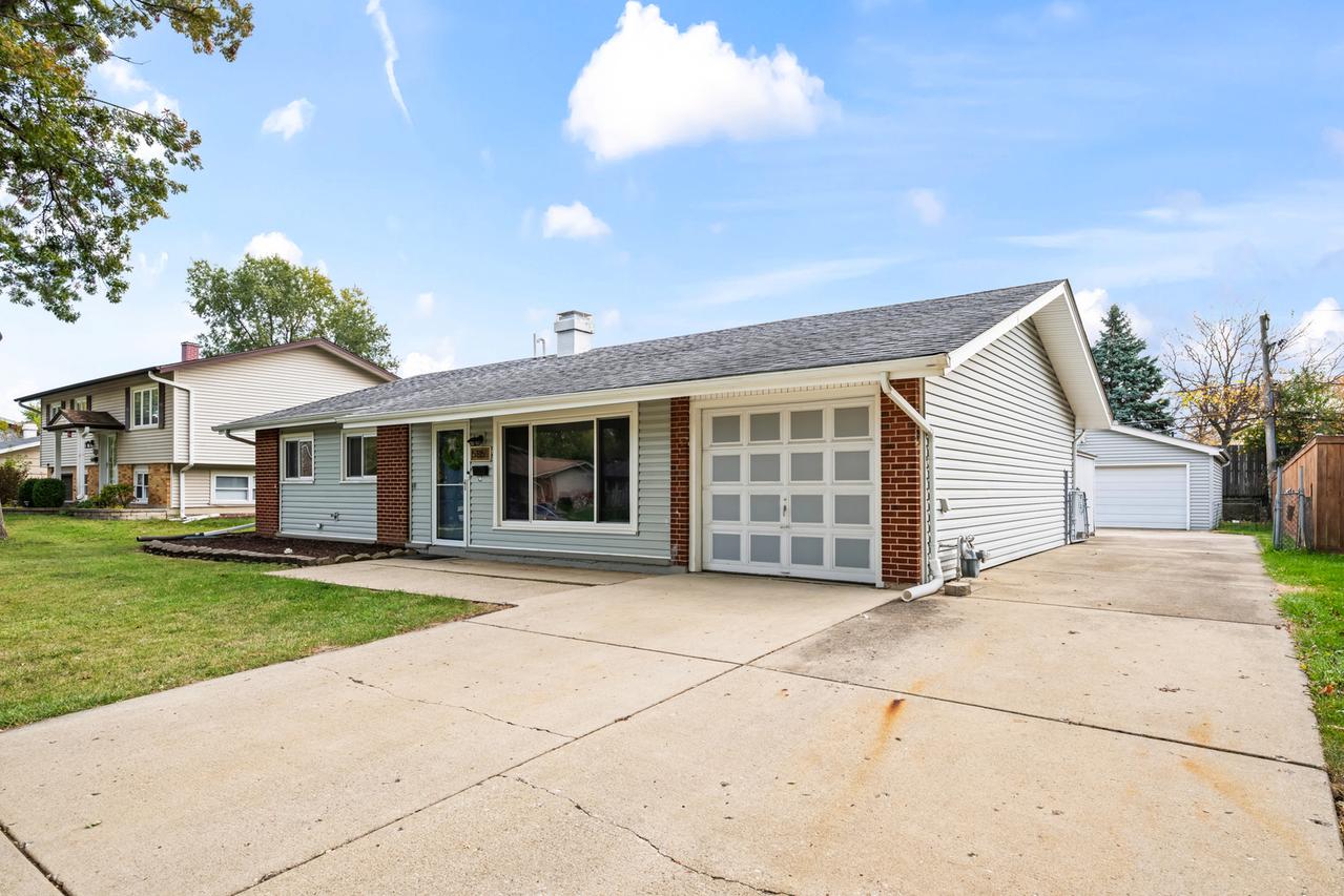 585 Amherst Ln., Hoffman Estates, IL 60169