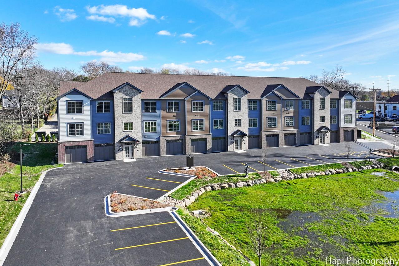 319 S Glendale Ave. #204, Barrington, IL 60010