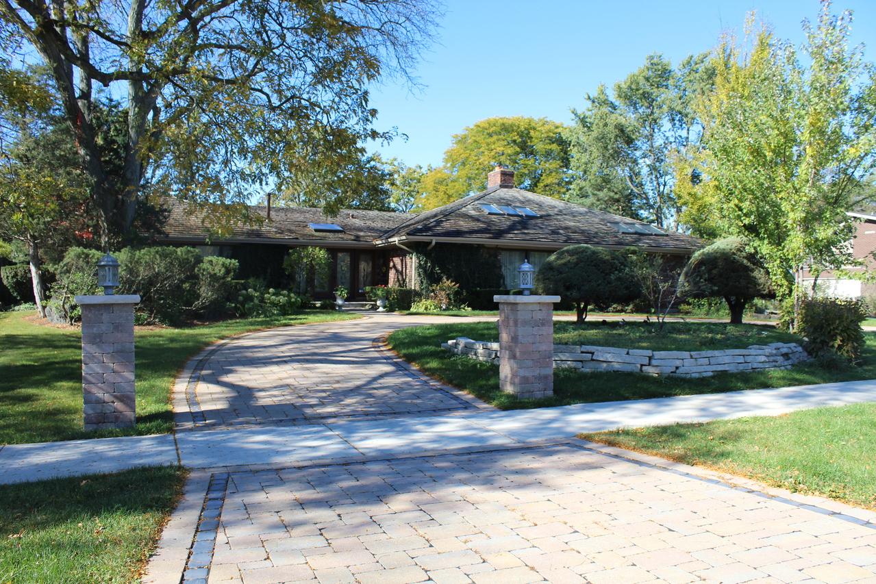 2290 Cedar Ct., Northbrook, IL 60062