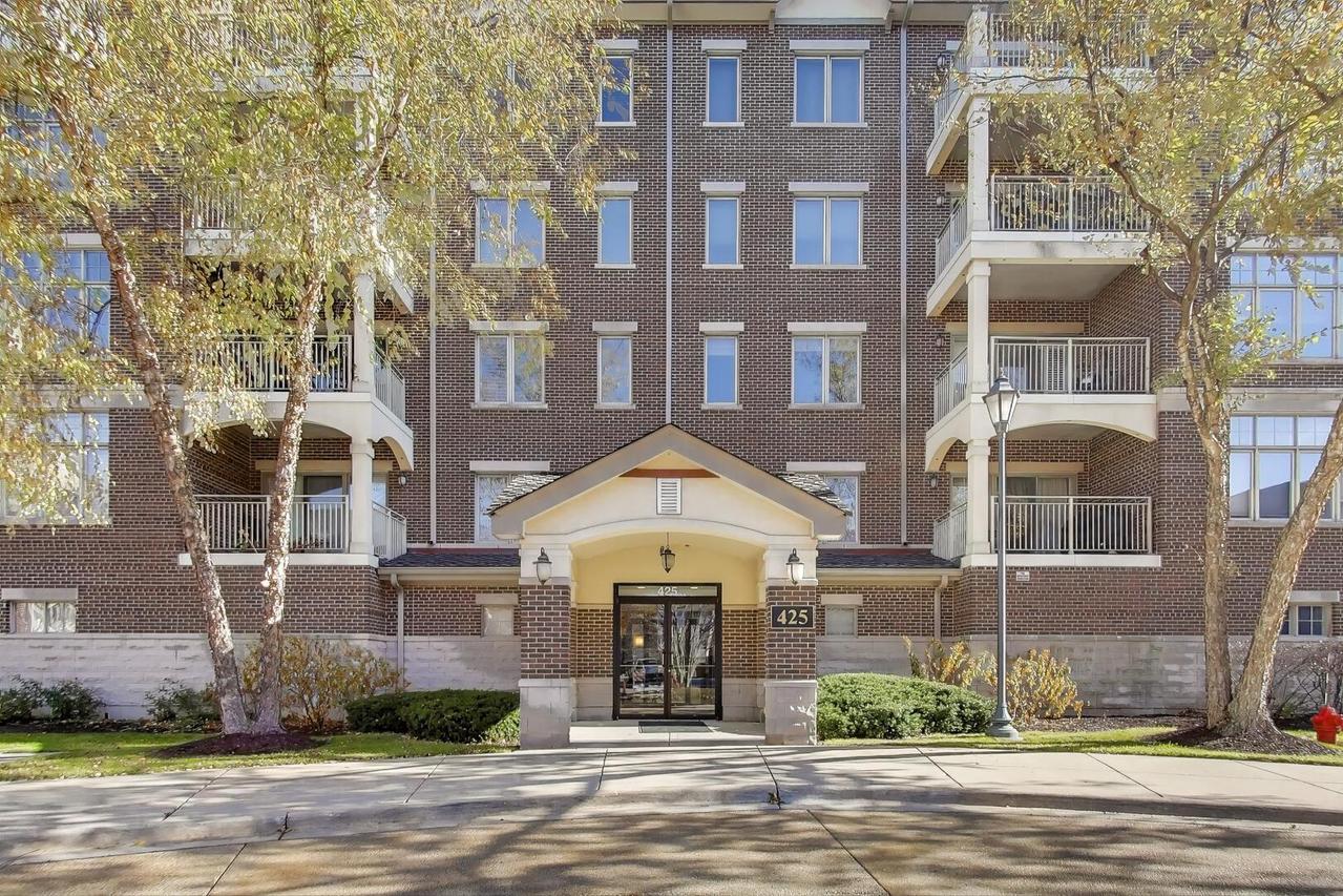 425 Village Green #213, Lincolnshire, IL 60069