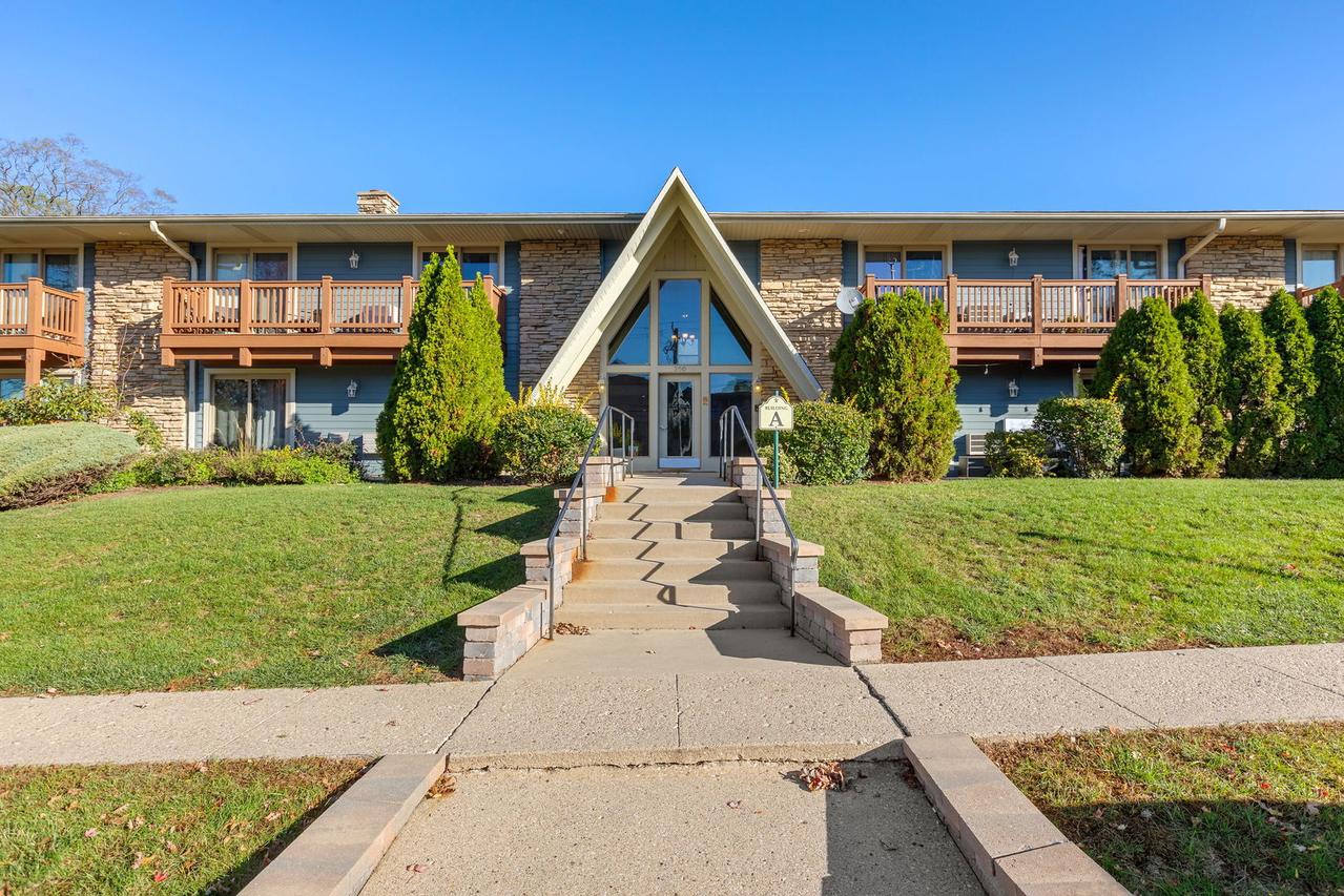 300 Opatrny Dr. #107, Fox River Grove, IL 60021