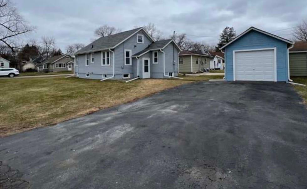 809 W Park Ave., Aurora, IL 60506