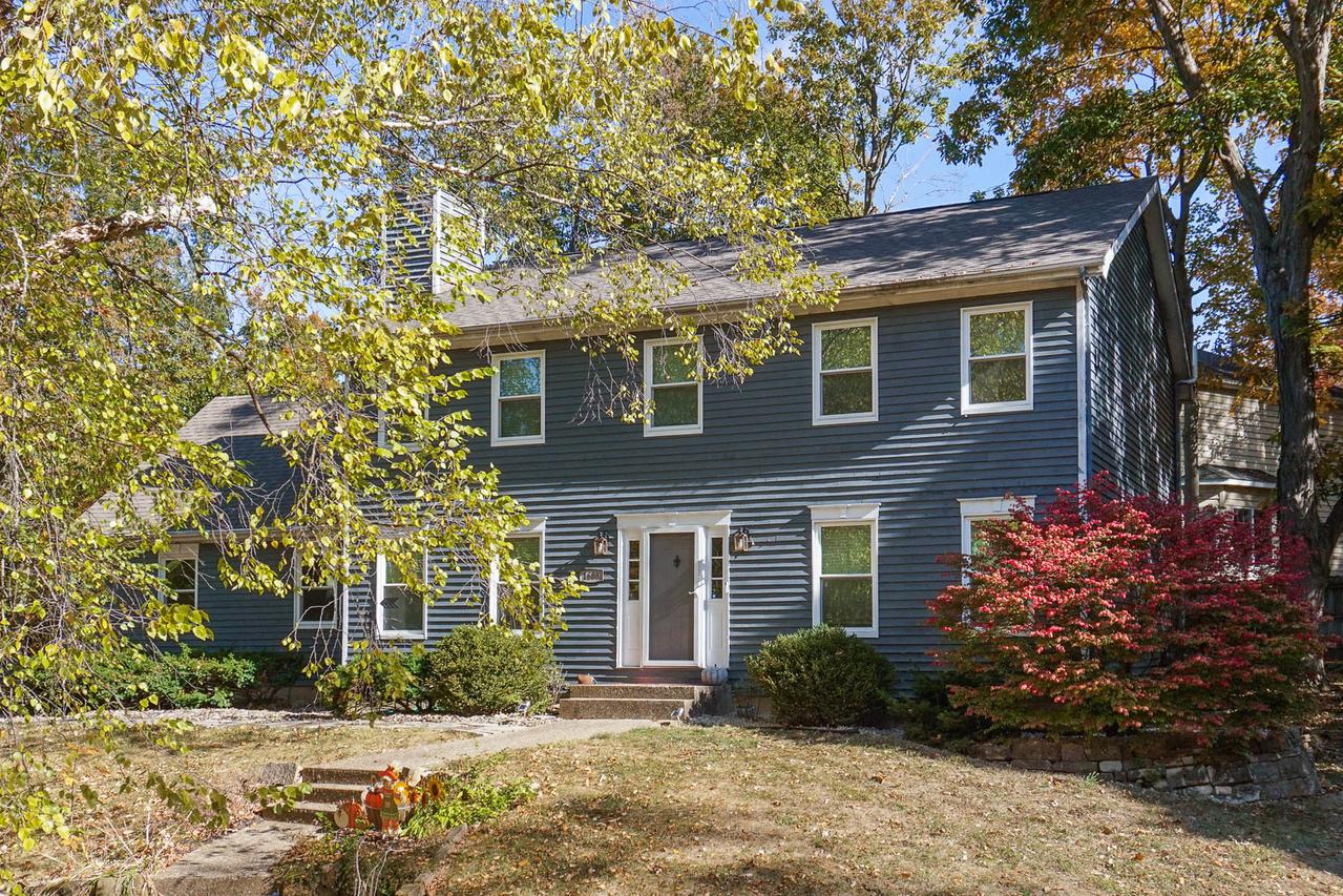 1608 Sweetbriar Dr., Bloomington, IL 61701