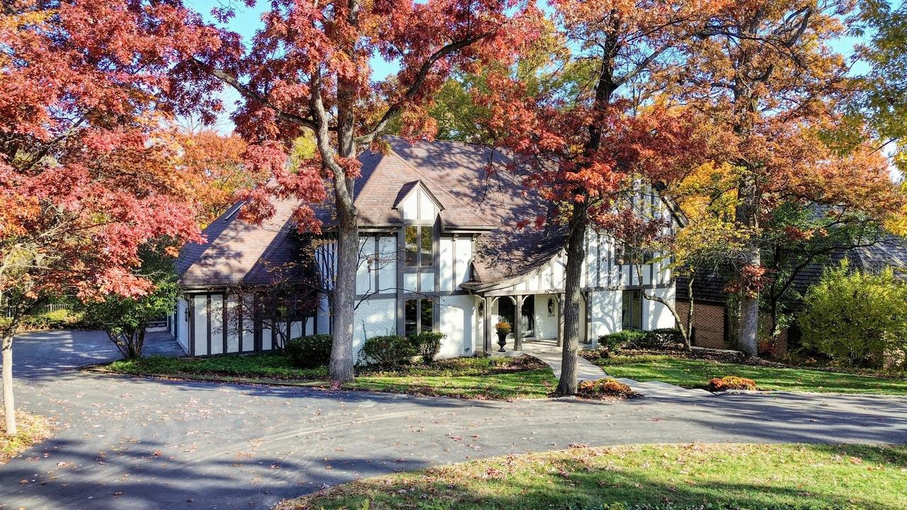 13 Woodgate Dr., Burr Ridge, IL 60527